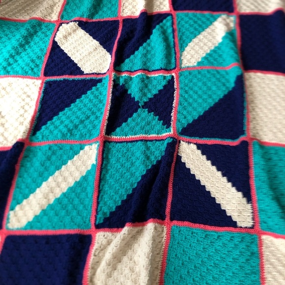 Handmade Geometric Pattern Blanket - Picture 6 of 12
